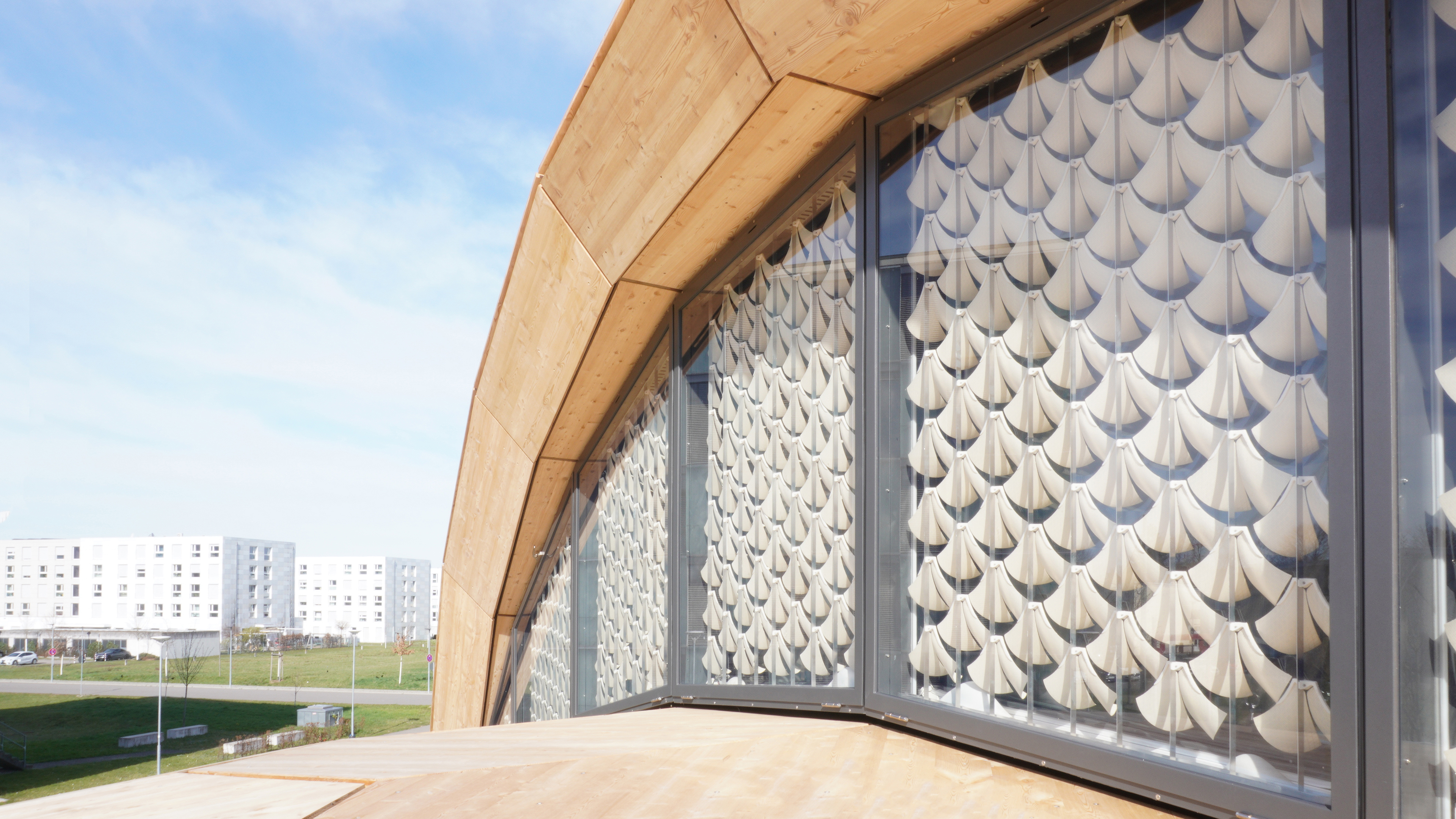  The adaptive, self-adjusting shading system “Solar Gate” supports the climate control of buildings. 